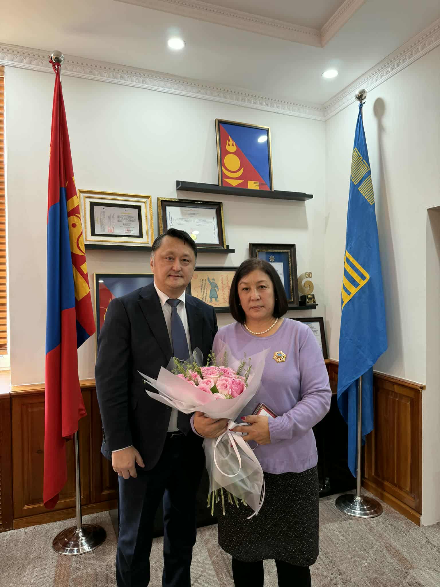 Төрийн дээд одон хүртсэн Д.Мөнгөнцэцэгт хүндэтгэл үзүүллээ